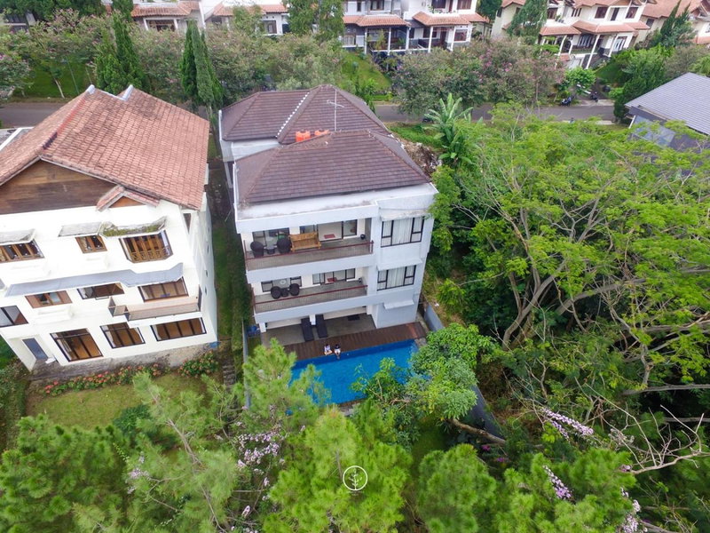 Hikari Hill View Villa 7 Bedrooms With a Private Swimming Pool and a Billiard Table, Bandung, Indonesia