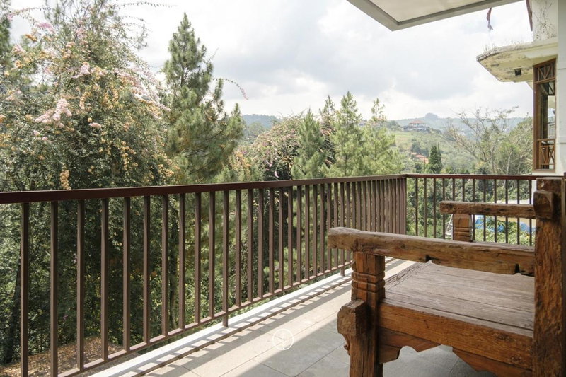 Hikari Hill View Villa 7 Bedrooms With a Private Swimming Pool and a Billiard Table, Bandung, Indonesia