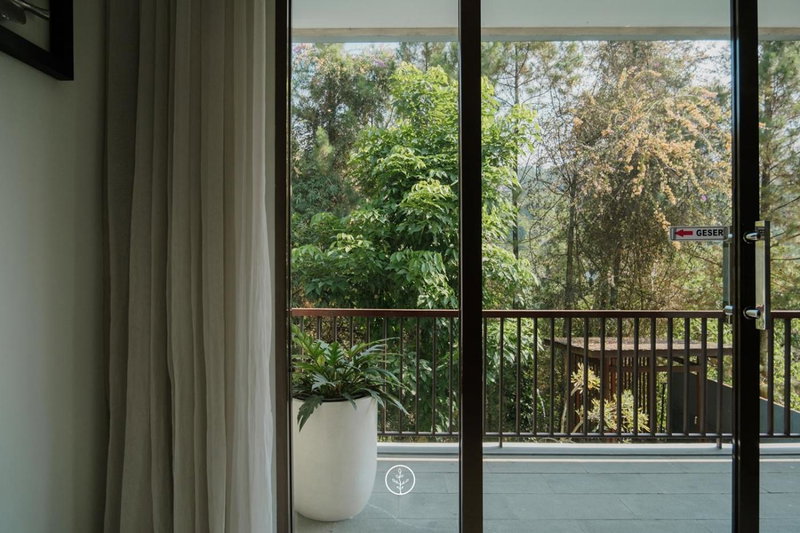 Hikari Hill View Villa 7 Bedrooms With a Private Swimming Pool and a Billiard Table, Bandung, Indonesia