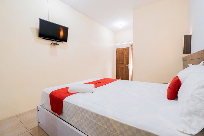 RedDoorz at Omahku Guest House Batu, Malang, Indonesia