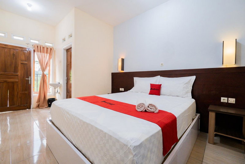 RedDoorz at Omahku Guest House Batu, Malang, Indonesia