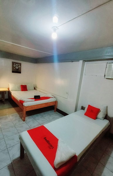 San Juanico Travellers Inn - RedDoorz, Tacloban, Philippines