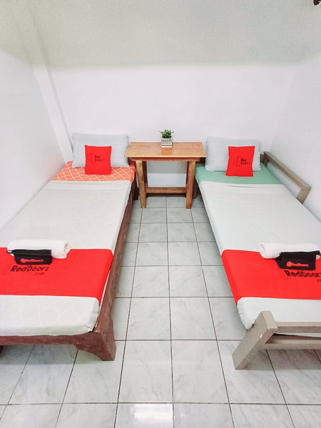 San Juanico Travellers Inn - RedDoorz, Tacloban, Philippines