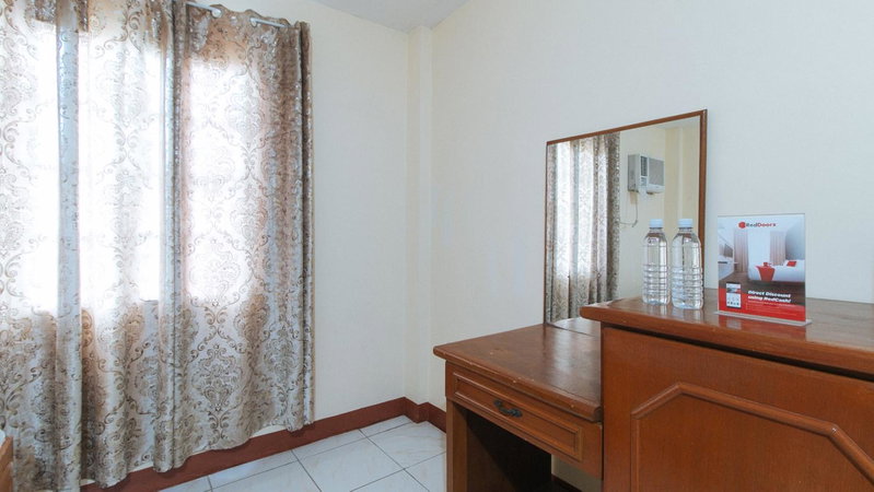 RedDoorz @ Goldland Spring Resort Urdaneta City, Urdaneta, Philippines