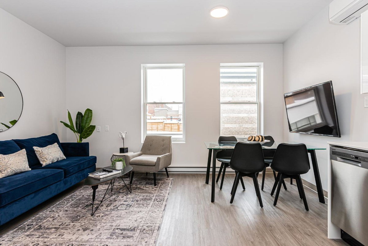 Modern and New Studio in the Heart of the City by Den Stays, Canadá