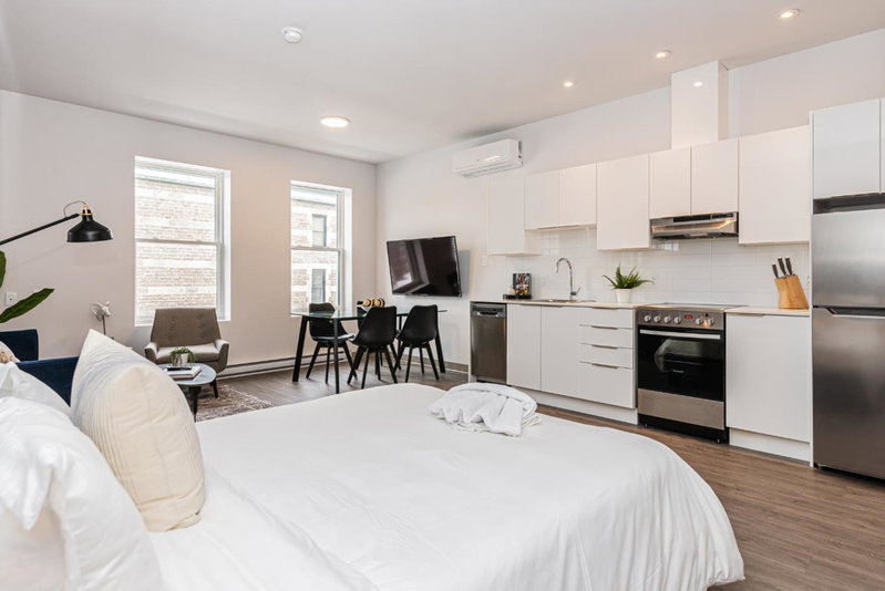 Modern and New Studio in the Heart of the City by Den Stays, Montréal, Canada