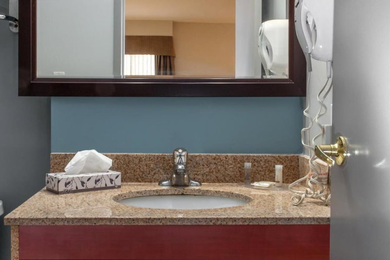 Signature Inn & Suites Hamilton, Hamilton, Canada