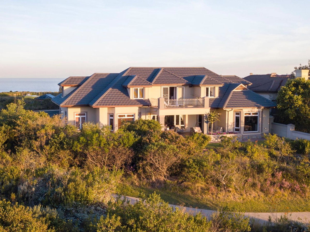 Hotel · Pezula Magic Retreat - 4 Bedroom Home with Inverter, Knysna