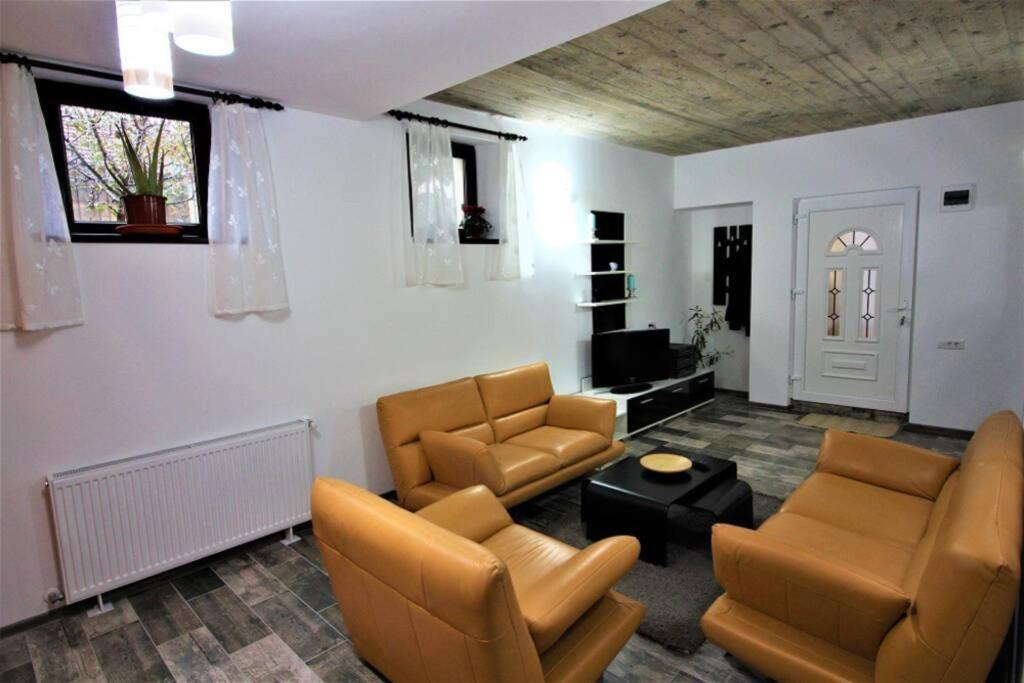 Maria*s Apartment!, Romania
