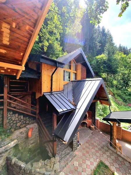Căbănuța Cocoțată, Rucăr, Romania