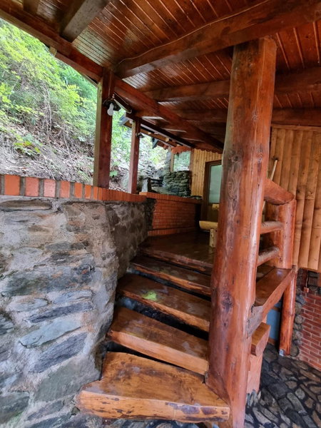 Căbănuța Cocoțată, Rucăr, Romania
