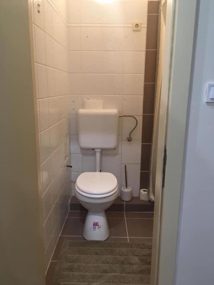 Malasits Apartman, Hungary