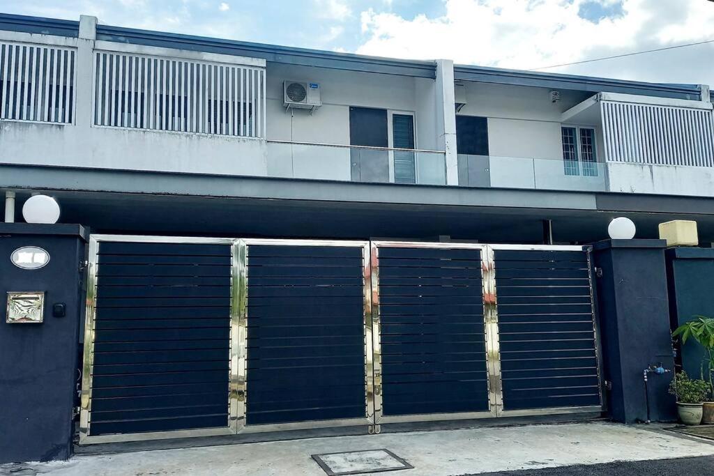 Sibu Double Story House No Smoking No Wedding Acts, Malaysia