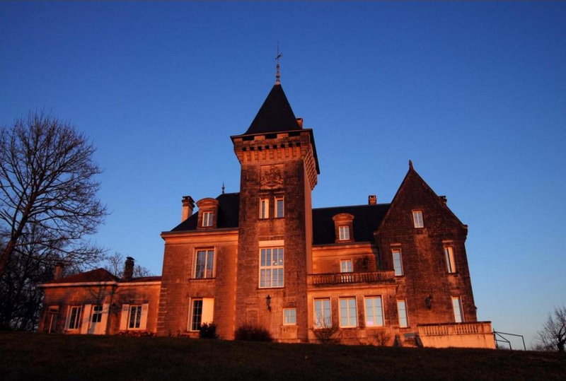 Chateau de Bellevue B&B et Appartements avec Piscine chauffée, Saint-Avit, France