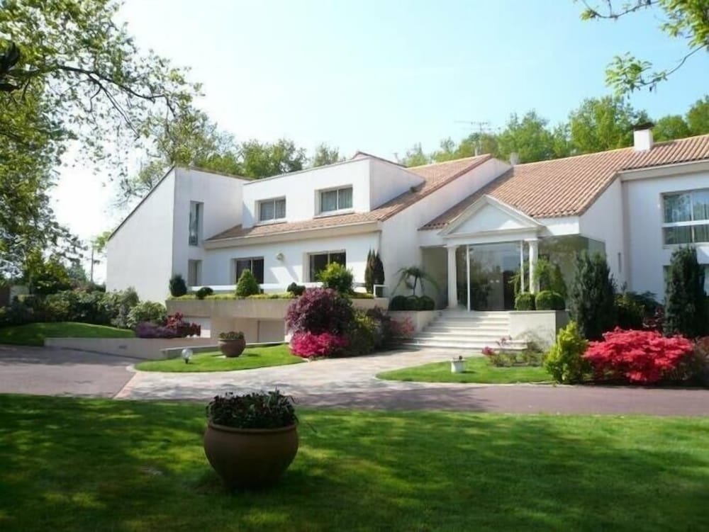 Hotel · Les Jardins de la Muse / BnB maison d'hôte, piscine couverte et spa, Basse-Goulaine