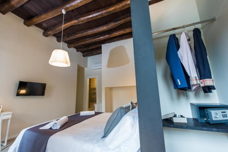LuxurYenne, Cagliari, Italy