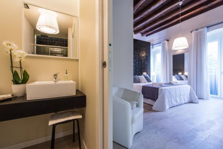 LuxurYenne, Cagliari, Italy