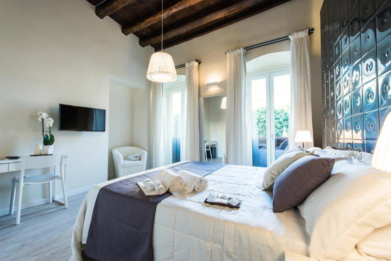 LuxurYenne, Cagliari, Italy