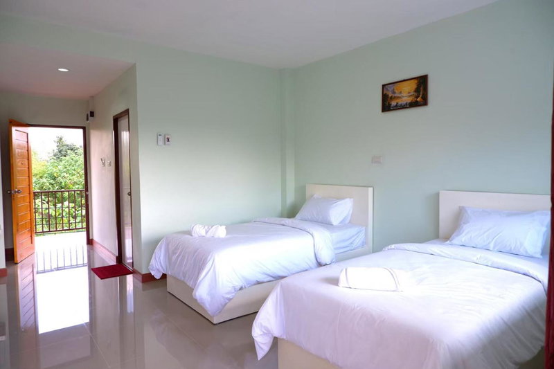 โรงแรมคอมม่อนเวลธ์ Commonwealth Hotel&Resort, Suan Phung, Thailand
