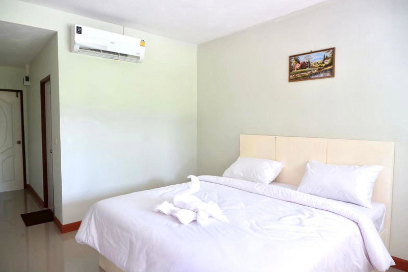 โรงแรมคอมม่อนเวลธ์ Commonwealth Hotel&Resort, Suan Phung, Thailand