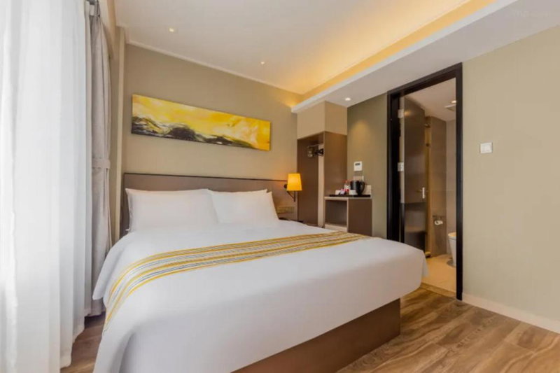 Home Inn Plus - Shanghai New International Expo Center Yushan Road Yuanshen Sports Subway Station, Shanghai, China