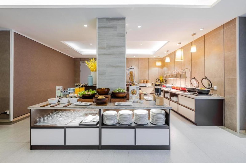 Home Inn Plus - Shanghai New International Expo Center Yushan Road Yuanshen Sports Subway Station, Shanghai, China