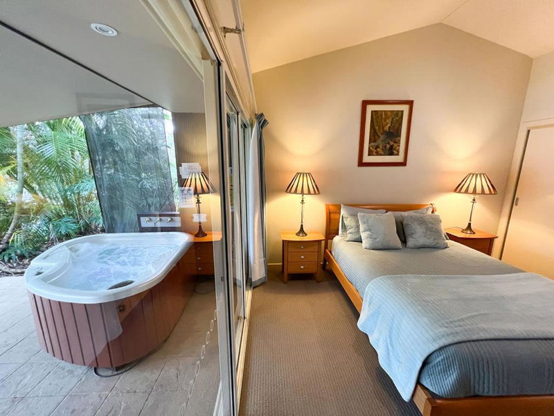Lake Russell Lakeside Retreat, Emerald Beach, Australia