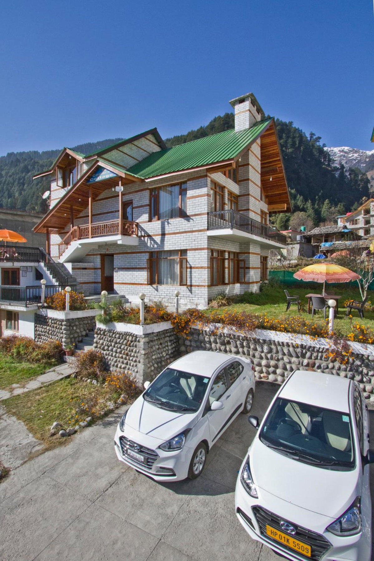 Hotel · THE CEDAR VILLA AND APARTMENT,Bonefire,Cook,Helper,Kitchen,Lawn,Parking,5 min Drive Mall road, Manāli