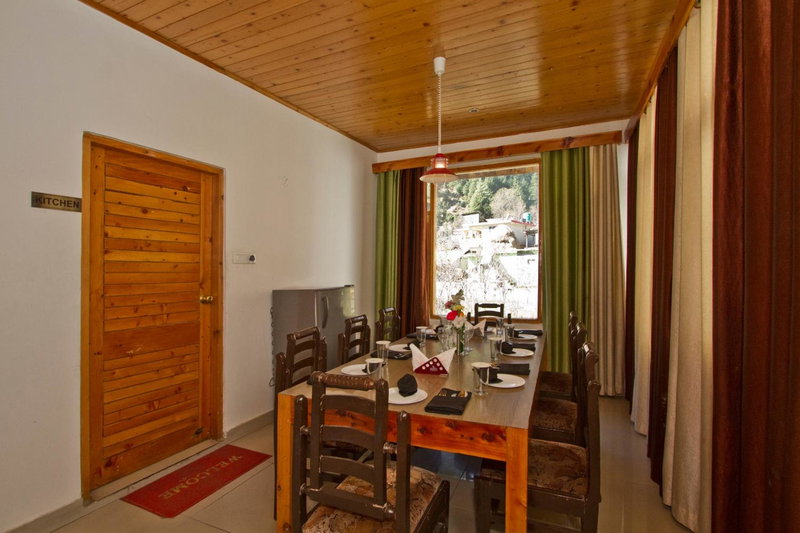 THE CEDAR VILLA AND APARTMENT,Bonefire,Cook,Helper,Kitchen,Lawn,Parking,5 min Drive Mall road, Manāli, India