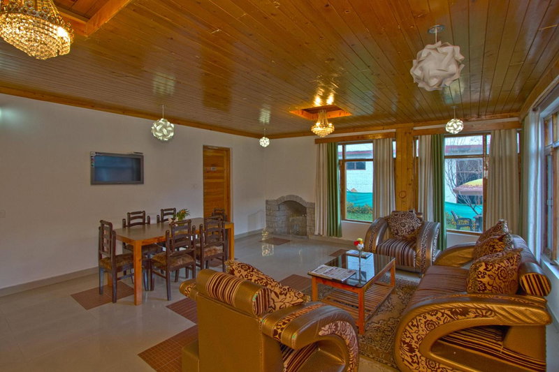 THE CEDAR VILLA AND APARTMENT,Bonefire,Cook,Helper,Kitchen,Lawn,Parking,5 min Drive Mall road, Manāli, India