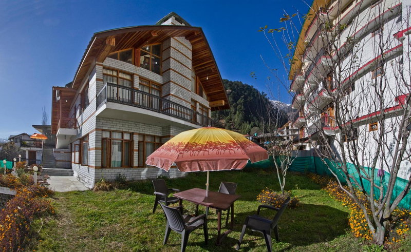 THE CEDAR VILLA AND APARTMENT,Bonefire,Cook,Helper,Kitchen,Lawn,Parking,5 min Drive Mall road, Manāli, India