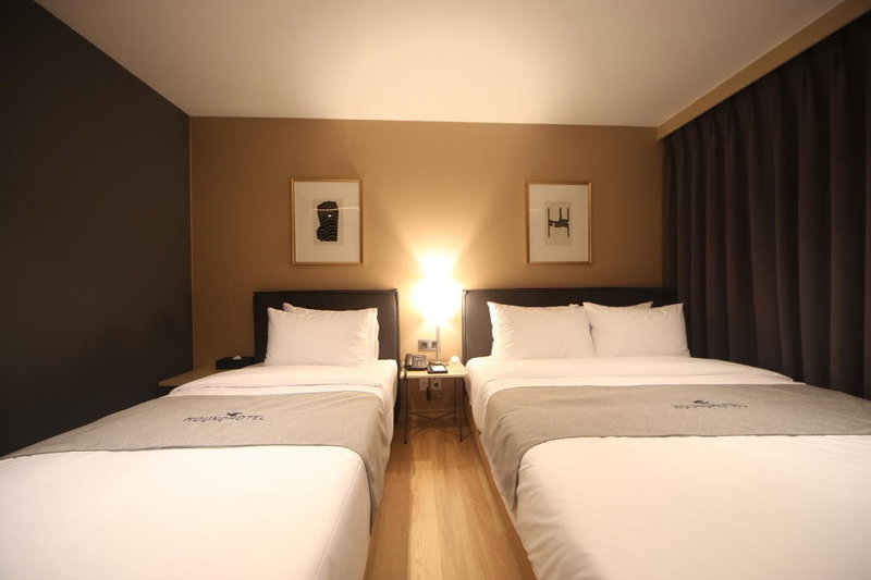 Dongnae Hound Hotel Sajik Minam Station, Busan, South Korea
