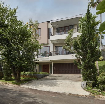 Oyama City View 4BR Villa with a Heated Pool, Bandung, Indonesia