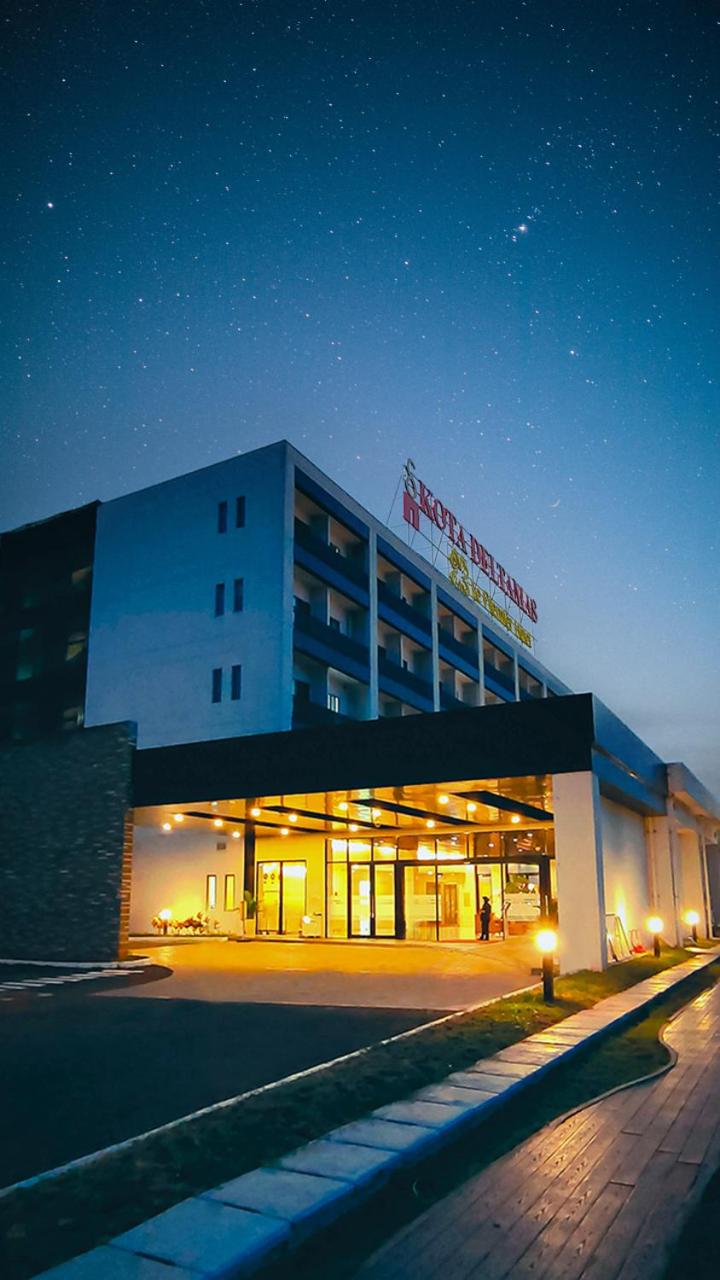 Le Premier Hotel Deltamas, Indonesia